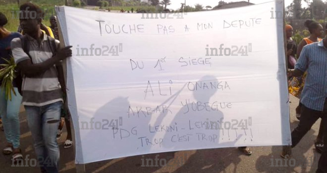 Des gabonais manifestent contre l’exclusion d’Ali Akbar Onanga Y’Obegue du PDG&nbsp;!